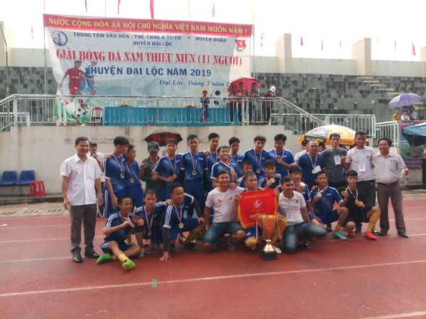 nhận cúp vô địch